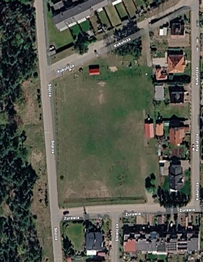 Widok satelitarny boiska na osiedlu Trzesieka — zielony prostokąt terenu sportowego pomiędzy ulicami Sójczą, Kukułczą i Żurawią